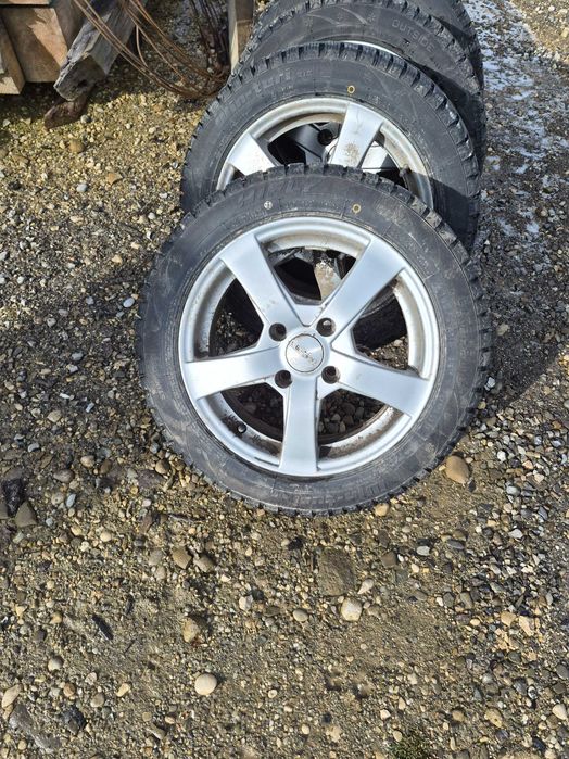 Vînd roți de iarnă