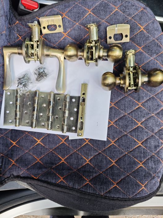 Ручки дверные, с замками и навесами