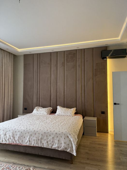 Кровать со стеновой панелью