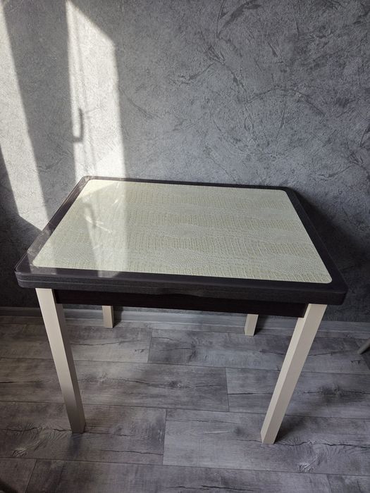 Продам кухонный стол