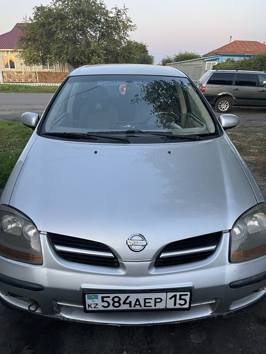 Nissan tino 2000г