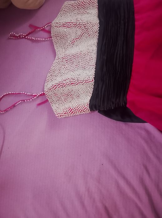 Rochie de prințesă de culoare roz, perfectă pentru ocazii speciale. Fabricată din materiale de calitate, această rochie adaugă un aer regal