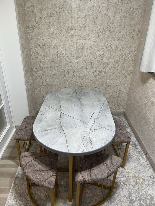 Компактный обеденный комплект: стол и 4 пуфа