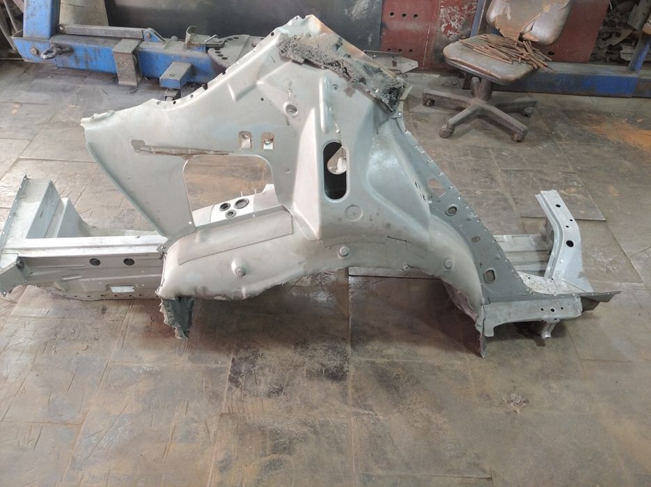 Задний правый лонжерон а/м Мерседес