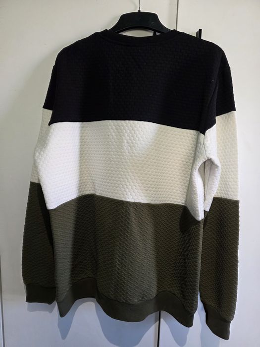 Bluza cu maneca lunga de barbati de vanzare in stare buna negru cu alb