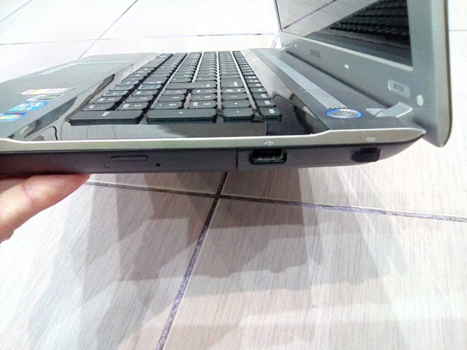 Лаптоп SAMSUNG RV720 - 2 ядра , 4 логически процесора