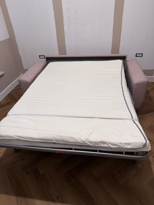 Canapea roz stil scandinav extensibila cu saltea
