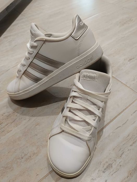 Бели кецове Адидас / Adidas