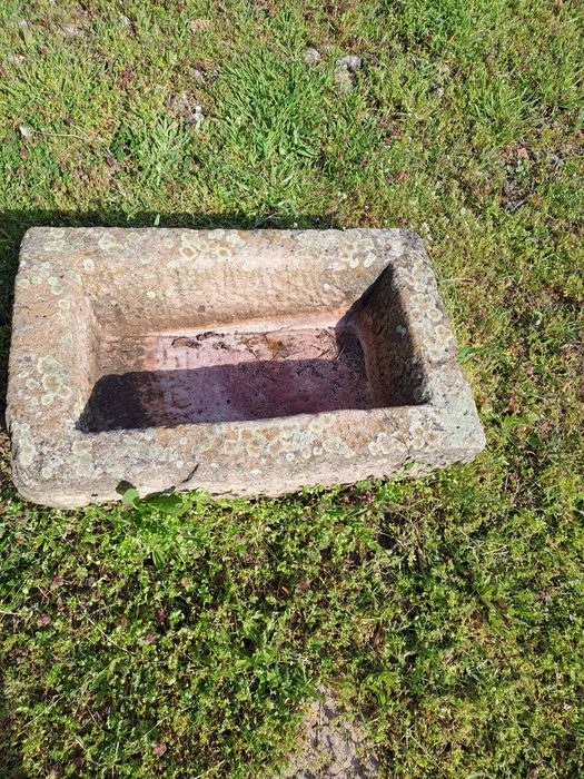 Продавам каменно корито