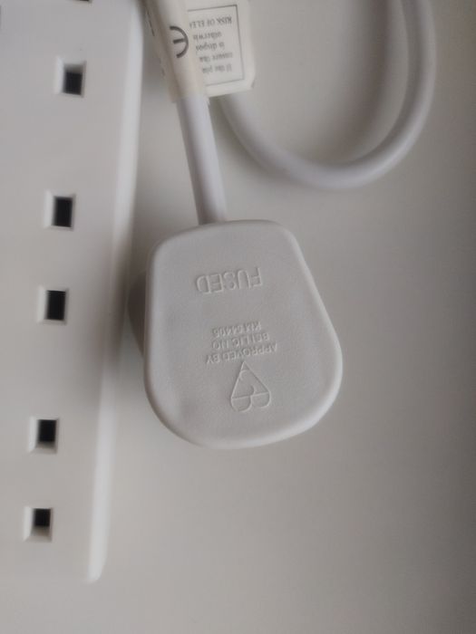 Удлин-итель для британских вило-к на 4 розет-ки.