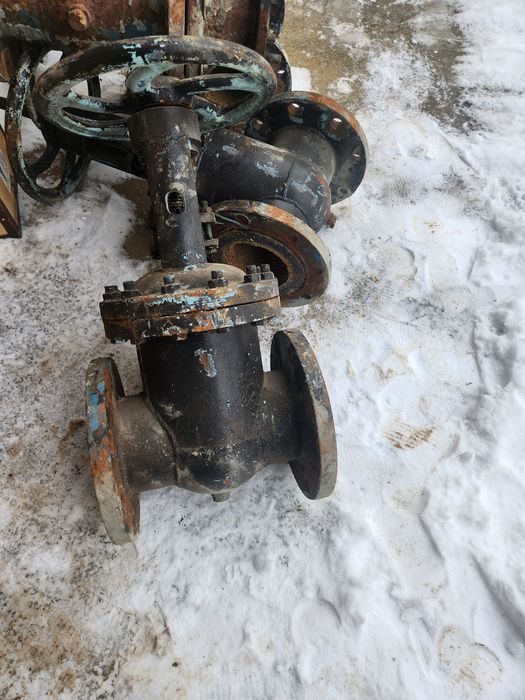 Срочно продаётся  Задвижка 150 дм рабочем состояние