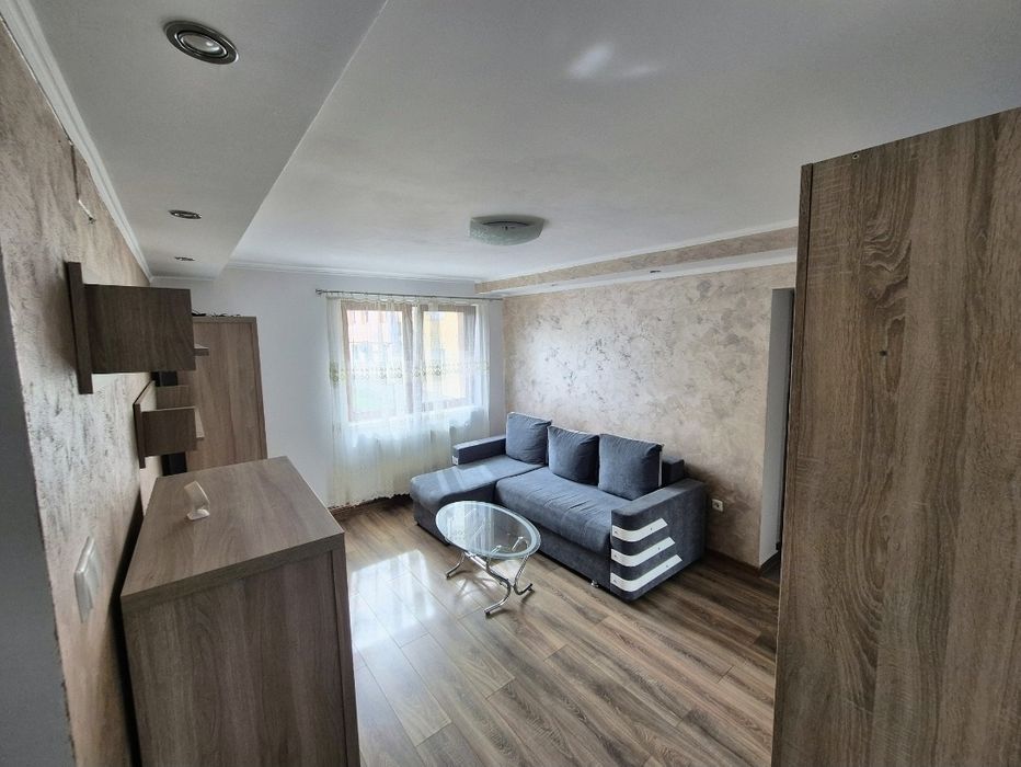 Vând Apartament 2 Camere - Cugir 
Apartamentul se află pe strada Lalel