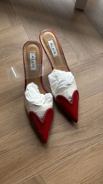 Босоножки с сердечками на носке