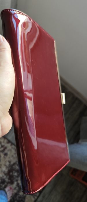 Дамска чанта от лак и златно закопчаване