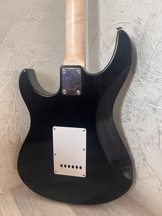 Yamaha Pacifica 012