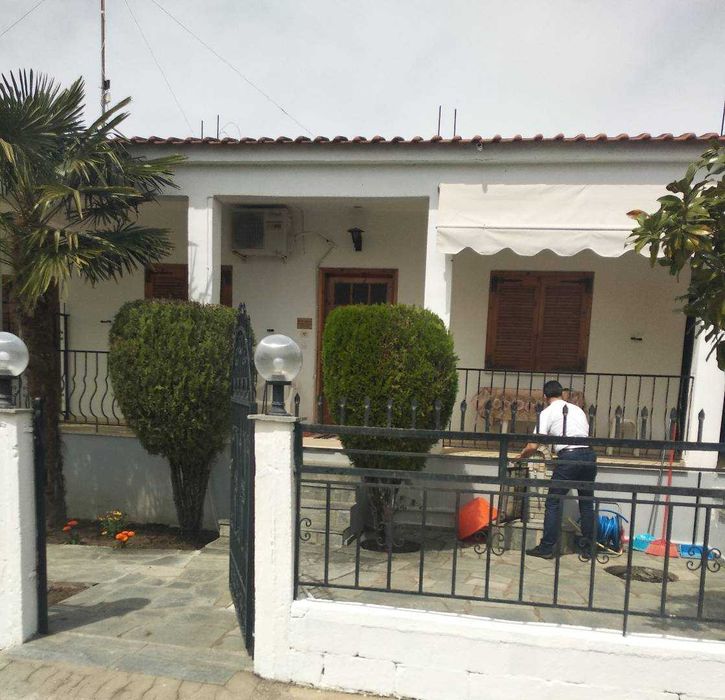 Продава три чудесни апартамента по 55 м2 в прекрасно оформен двор 400 м2 в Аспровалта, Гърция