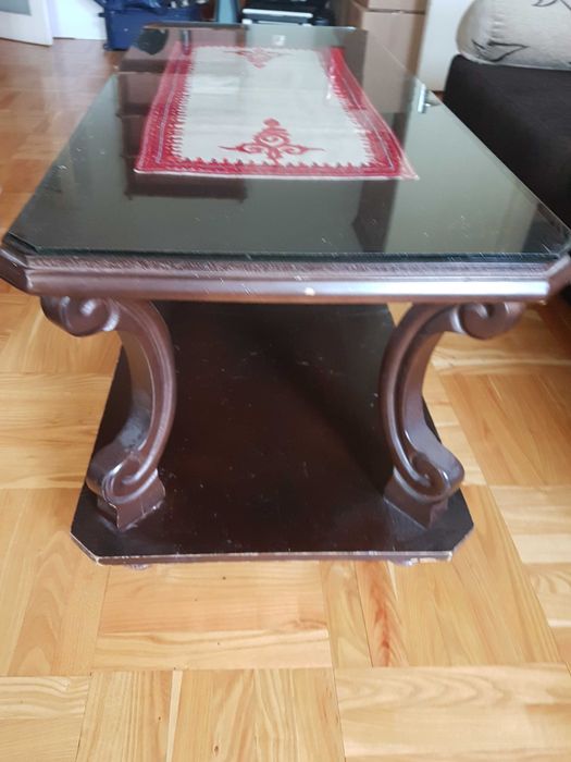 Холна ниска маса масивно дърво със стъкло