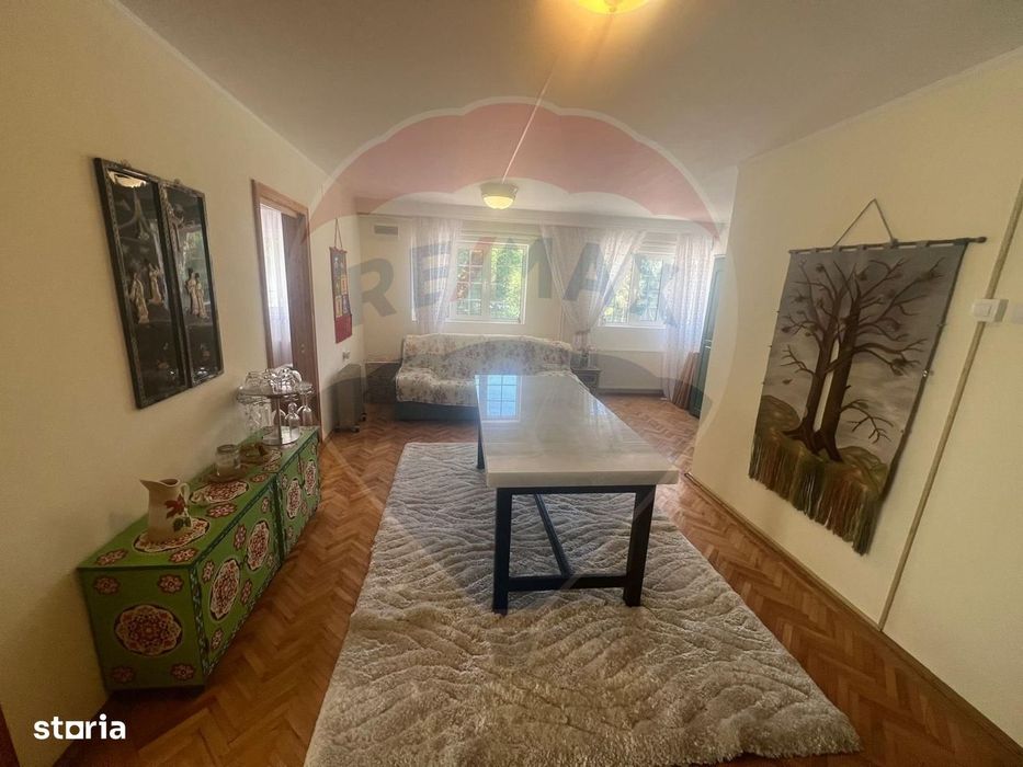 Casă / Vilă 10 camere Lepsa