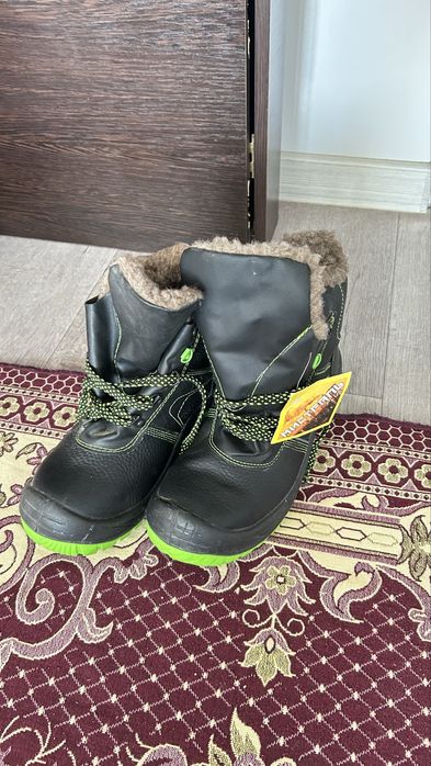 Продам рабочий зимний ботинки