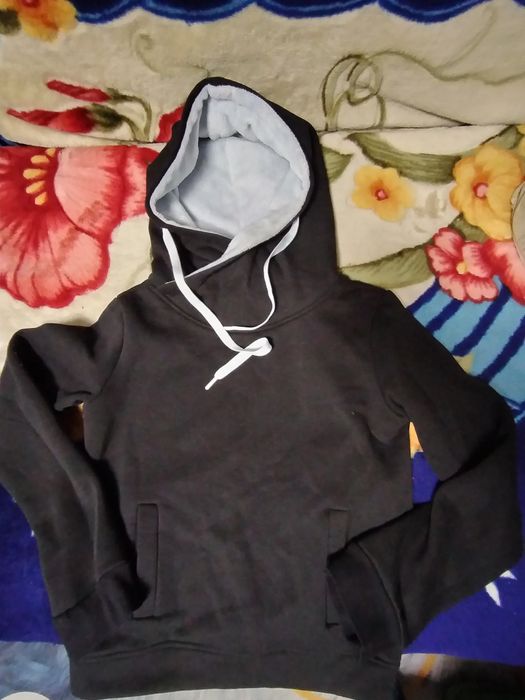 Чёрная толстовка размер42, карманы боковые. Капюшон двойной светлый.