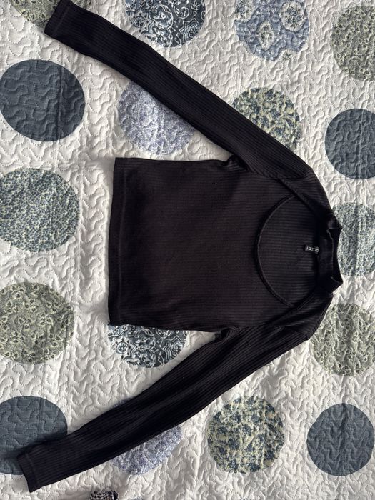 Черна блуза с елегантно деколте