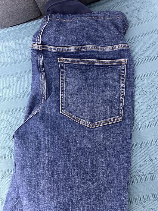 Vand blugi pentru gravide