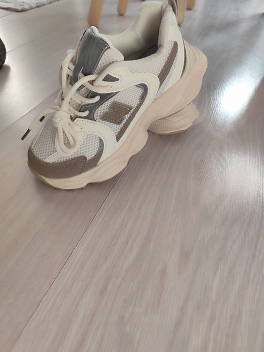 Продам новые кроссовки рр 35