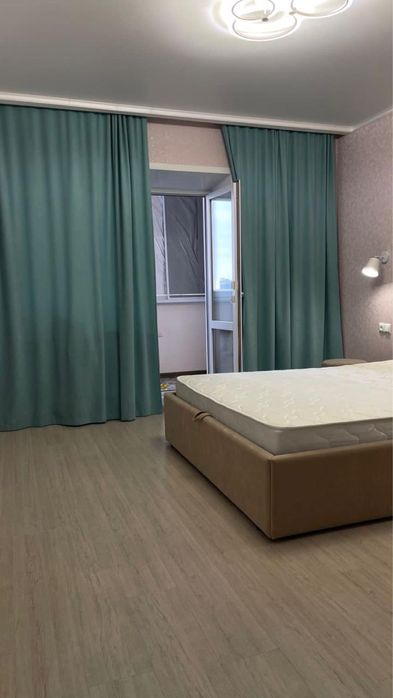 Срочно кровать с матрасом продам