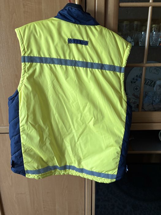 Продаётс желет, утеплённый на сендипоне