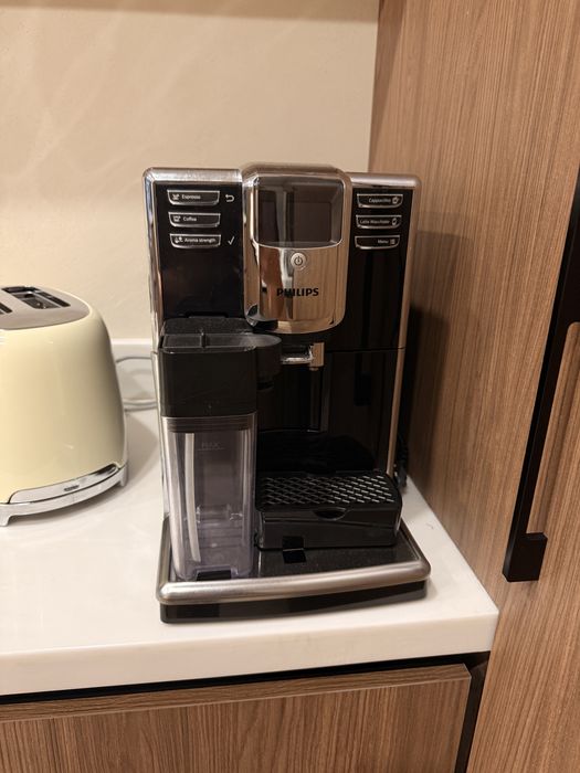 Подам кофемашину  philips