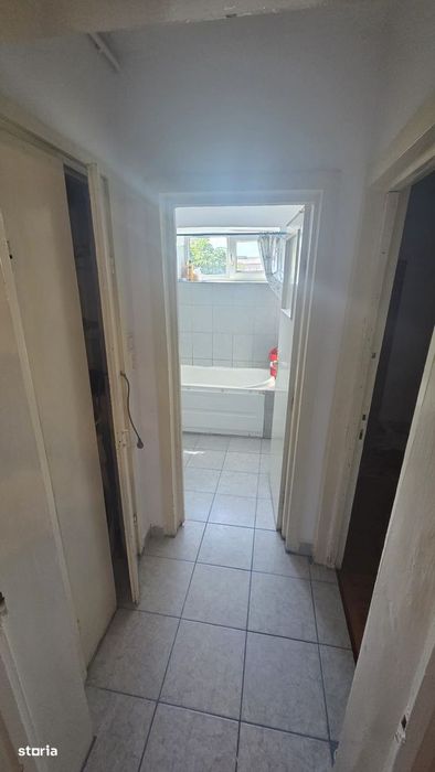 Apartament 3 camere, balcon, etaj 4, Târgoviște