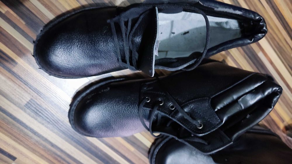 Vand 2 perechi bocanci piele noi numarul 42