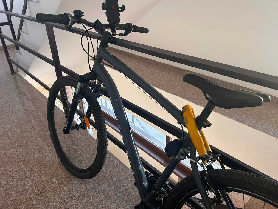 Vând Rockrider EXPL 50, mărimea L, roți 29”. Folosită doar 3 luni, stare impecabilă, fără zgârieturi sau defecte. Preț negociabil.