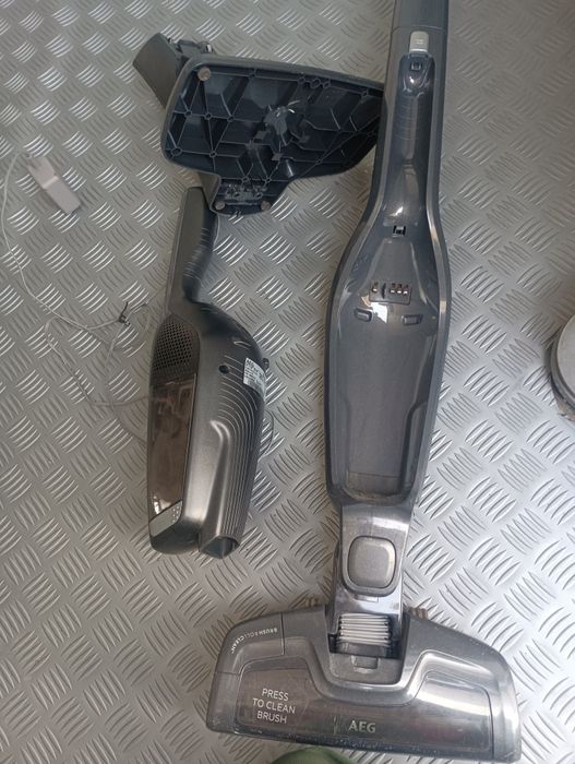 Права безкабелна прахосмукачка AEG 2в1