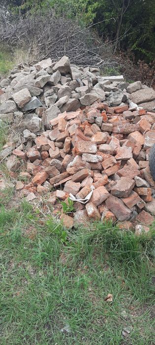 Подарявам тухли и камъни