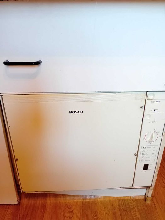 Продавам съдомиялна машина Bosch, свободностояща. Размери - ш, 55 см, вис. 44 см, дълбочина -45 см.