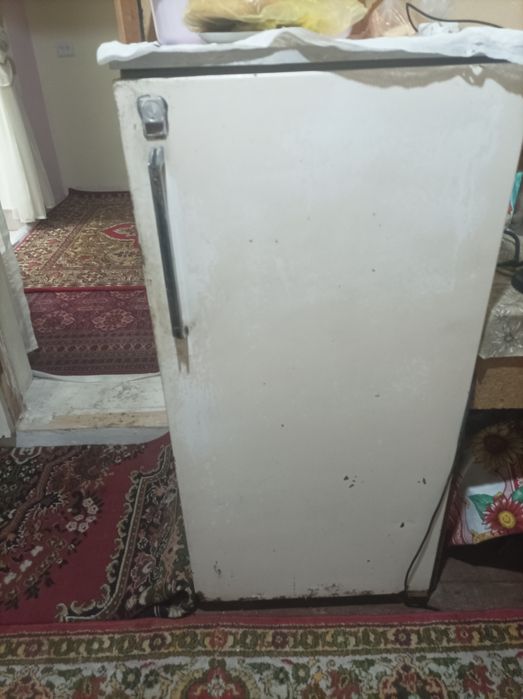 Холодильник старый