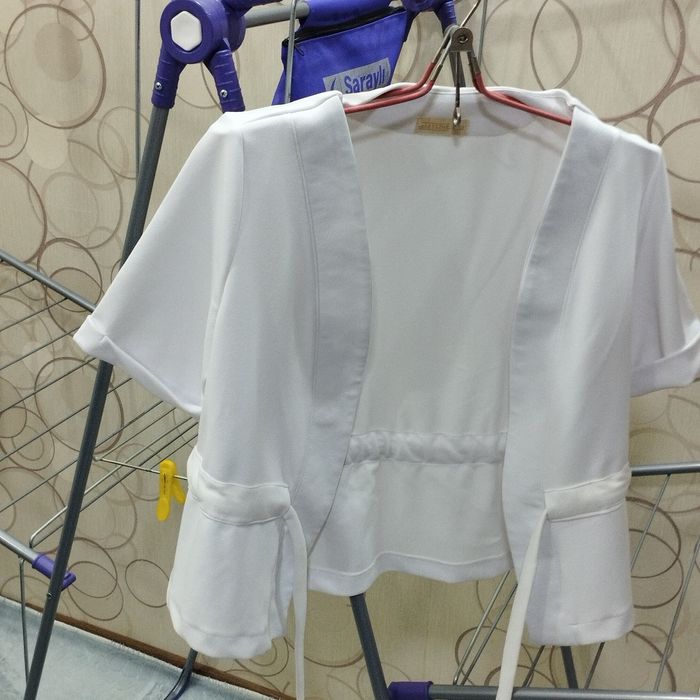 Почти новая белоснежная рубашка