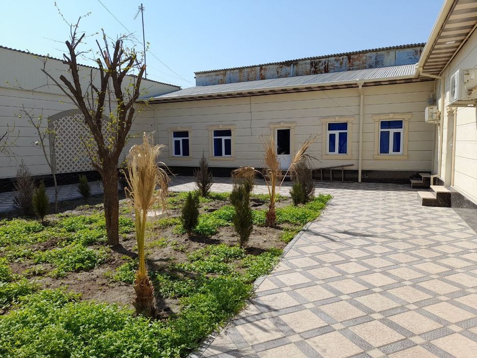 Сдается в аренду участок с полным удобствами в центре.