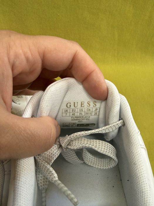 Бели сникърси Guess