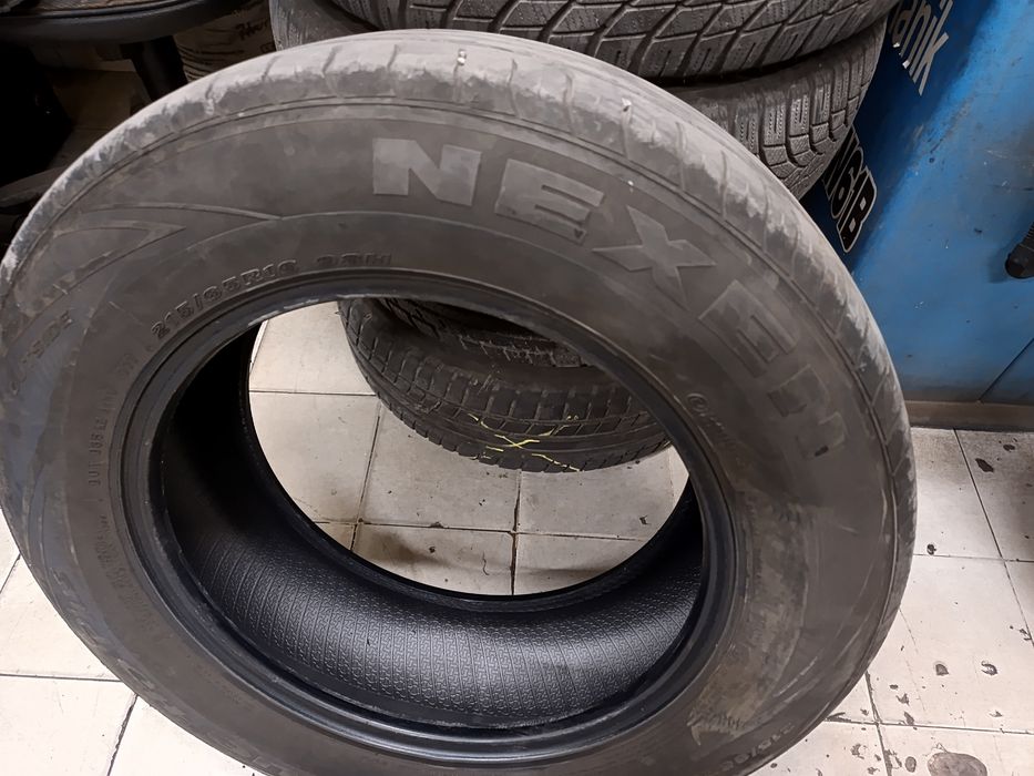 Продавам три комплекта летни гуми размер 235 55 17 и215 65 16 като сед