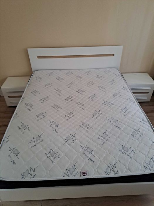 Спалня с матрак, гардероб, скрин, нощни шкафчета и огледало