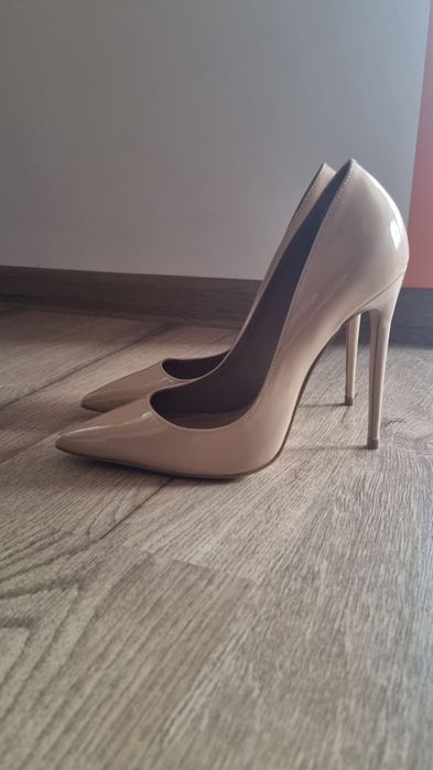 Pantofi cu toc înalt