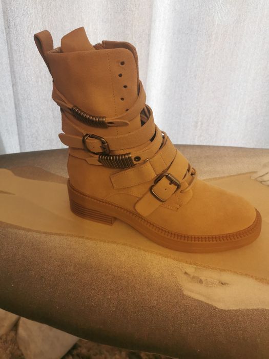 Ghete DKNY noi din piele intoarsa, marimea 37