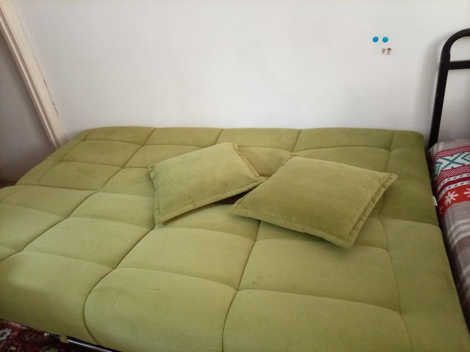 Продам диван раскладной с подушками