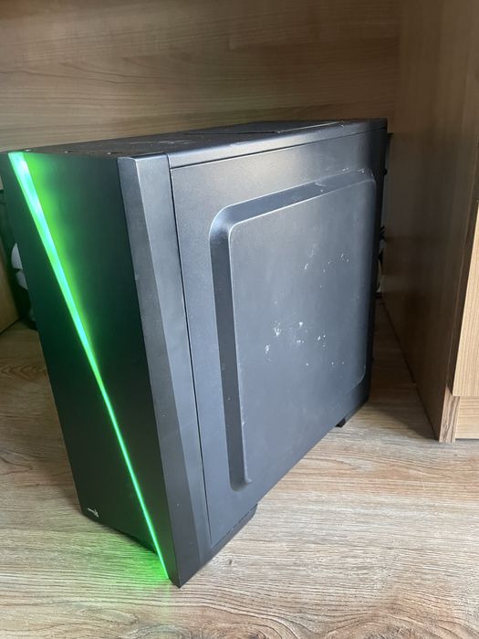 Продавам настолен компютър