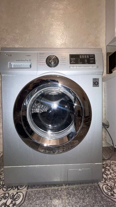 Стул стуля, люстра , стр машина, холодильник , телевизор!