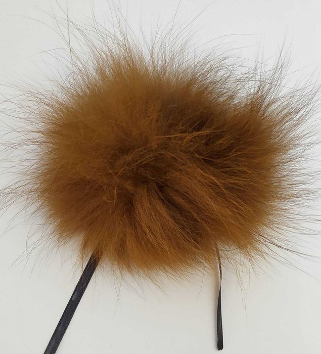 Продавам помпони от естественна кожа