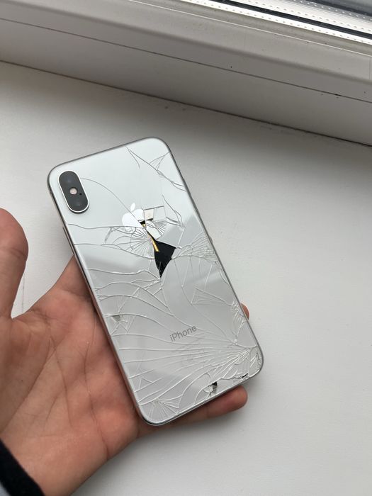 iPhone 10 64gb телефон не включаеться