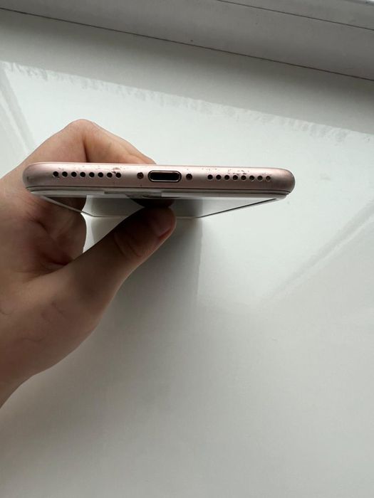 продам iPhone 8+